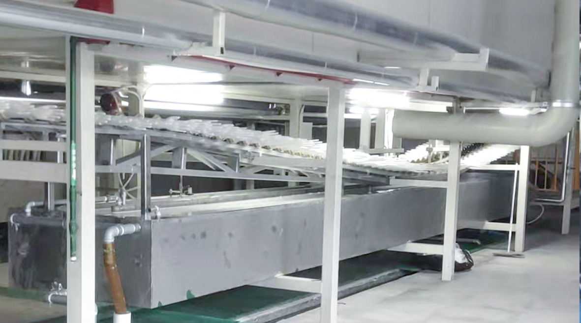 苏州乳胶手套生产线生产运行中，每条生产线日产15万只乳胶手套